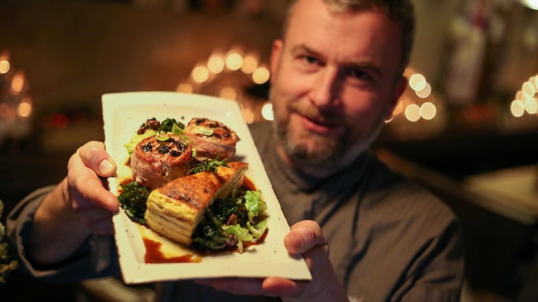 Küchenchef Henner Preuschhof präsentiert im Kamenzer Hotel Goldner Hirsch Rollbraten von Schweinelende mit Backpflaumen gefüllt mit zweierlei Rosenkohl und Kartoffelbaumkuchen.