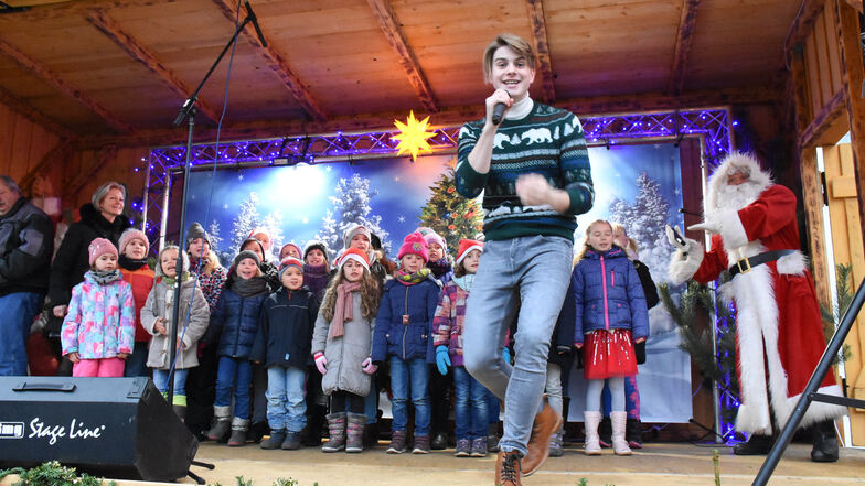 Vor zwei Jahren sang der Schulchor der Grundschule Rothenburg gemeinsam mit Vincent Gross auf der Weihnachtsmarktbühne in Rothenburg. Auch in diesem Jahr ist der Schlagersänger aus der Schweiz wieder da,