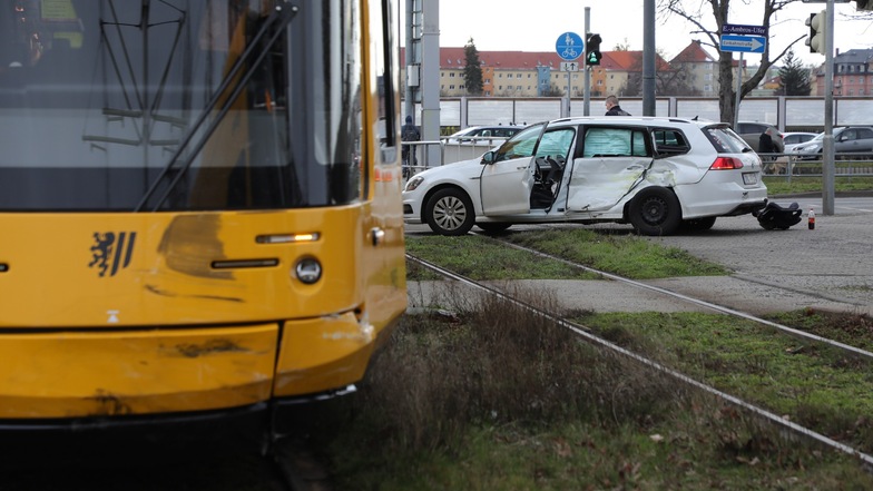 Ein VW Golf ist am Montagnachmittag mit einer neuen Dresdner Straßenbahn zusammengestoßen.