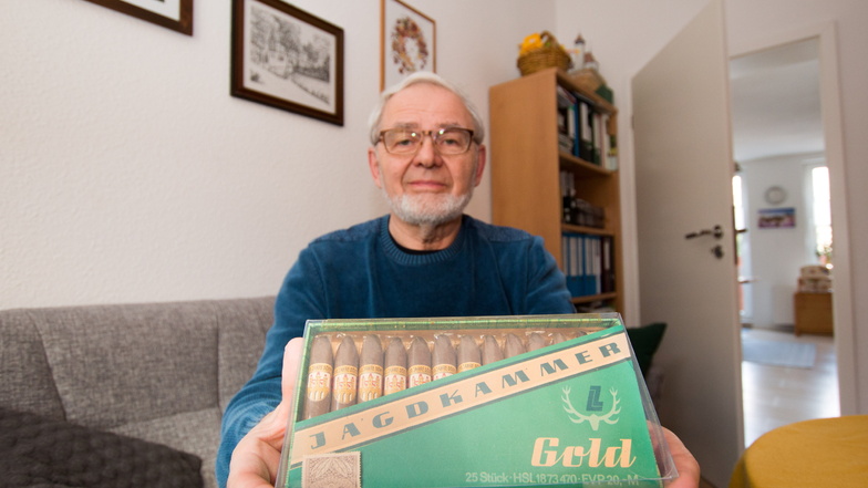 Dieter Anders hat eine Packung „Jagdkammer Gold“ aufgehoben, die exklusiv für die 100-Jahr-Feier in Döbeln hergestellt wurde. Wenig später wurde die Zigarrenproduktion in Döbeln ganz eingestellt.