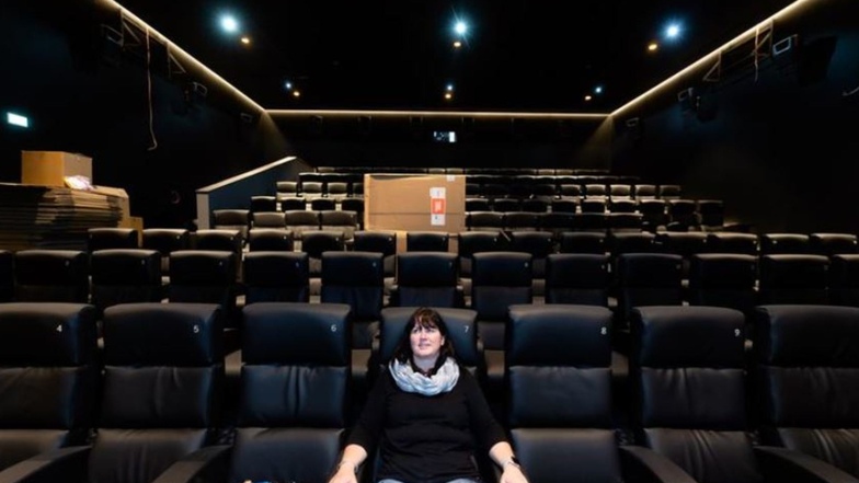 Die Rückenlehnen der Sitze im neuen Kinosaal fünf können nach hinten verstellt werden. Zu den Sitzen gehören Hocker, damit die Zuschauer ihre Füße hochlegen können.
