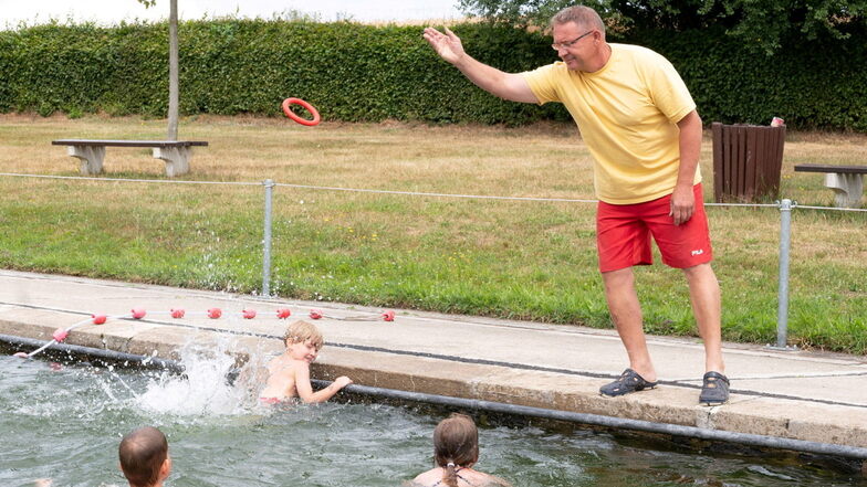 Schwimmlehrer Frank Lunze (53) im Sommer beim Schwimmunterricht für Vorschulkinder. Dies ist eines der Highlights für den Schwimmmeister in Wachau.