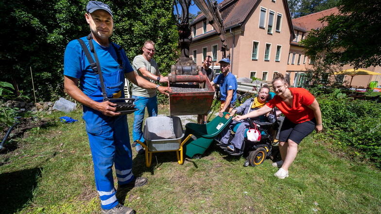 Einsatz im Garten der "Tobiasmühle" in Kleinwachau: Dort gibt es jetzt einen Weg zu einer kleinen Anhöhe.