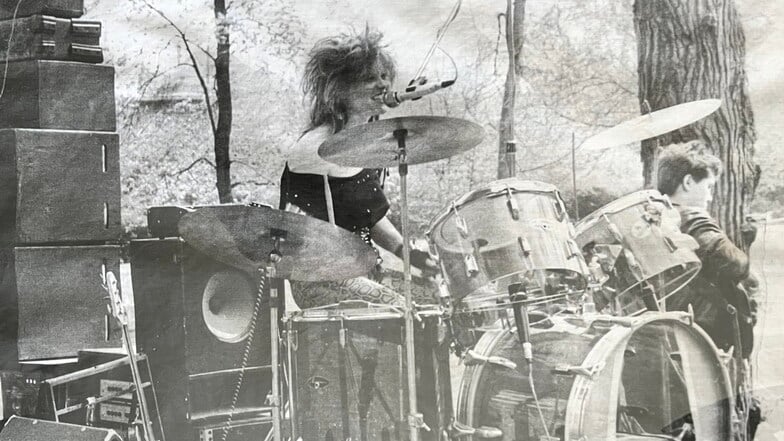 Schlagzeugerin mit amtlichem Hochschulabschluss: Angela Ullrich 1988 mit Agentur Null bei einem Open-Air-Konzert in Jena.