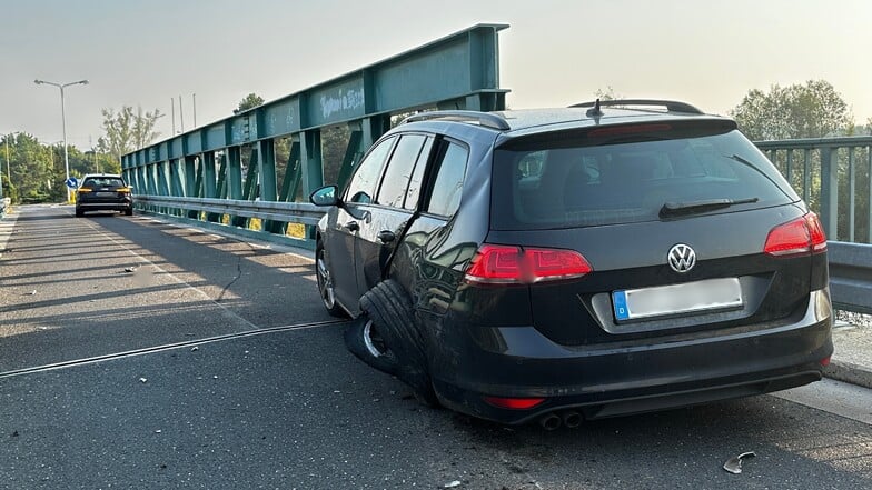 Nach dem Unfall auf der Neißebrücke bei Podrosche bleibt ein Zivilwagen der Bundespolizei mit Totalschaden zurück.