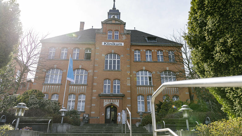 So schnell kann es gehen - jetzt noch alt, bald neu: Der Haupteingang des Städtischen Klinikums Görlitz.