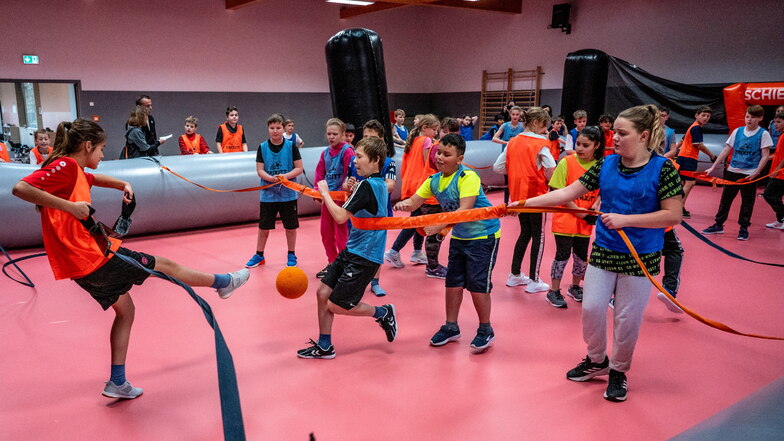 Ein Sportfest der besonderen Art erlebten die Schüler der Oberschule Am Holländer. So durften sie sich am Kicker im Großformat ausprobieren.