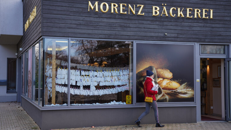 Die Bäckerei Morenz auf der Wiener Straße in Dresden hat Müll zur Kunst gemacht. Mit Bons an Wäscheleinen wird gegen die Ausgabe-Pflicht protestiert.