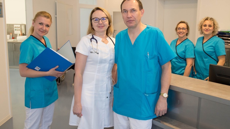 Elzbieta Czerczuk und ihr Mann Piotr Czerczuk haben eine Arztpraxis in der Friedrich-List-Straße in Rauschwalde im Ärztehaus C eröffnet. Mit dabei die Mitarbeiterinnen Anna Jaworska, Emilia Zlotnik und Gabriele Brandt.