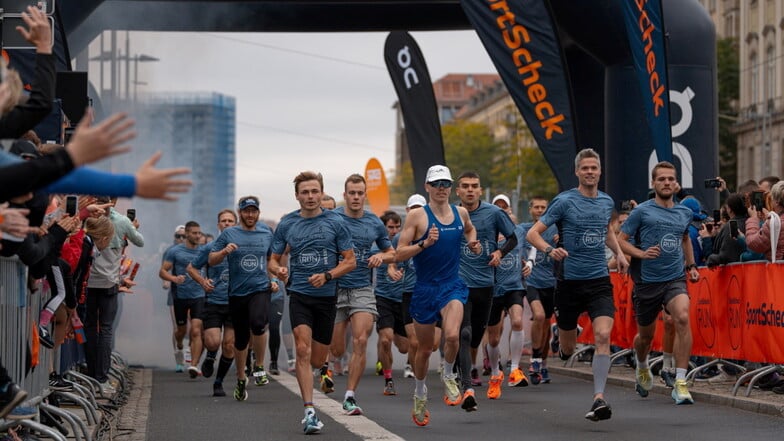 Insgesamt 2.500 Läuferinnen und Läufern waren im vergangenen Jahr beim Sportscheck Run Dresden am Start. 2024 wurde der Lauf durch die Innenstadt nun wegen des Einsturzes der Carolabrücke und des Elbe-Hochwassers kurzfristig abgesagt.