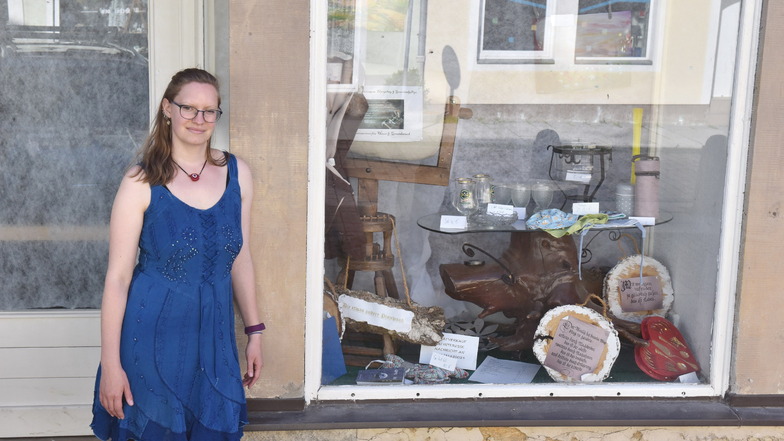 Noch hat Franziska Burkhardt die Schaufenster in ihrem Haus mit Trödel dekoriert. Doch bald wird hier eine Berggießhübler Künstlerin einziehen.