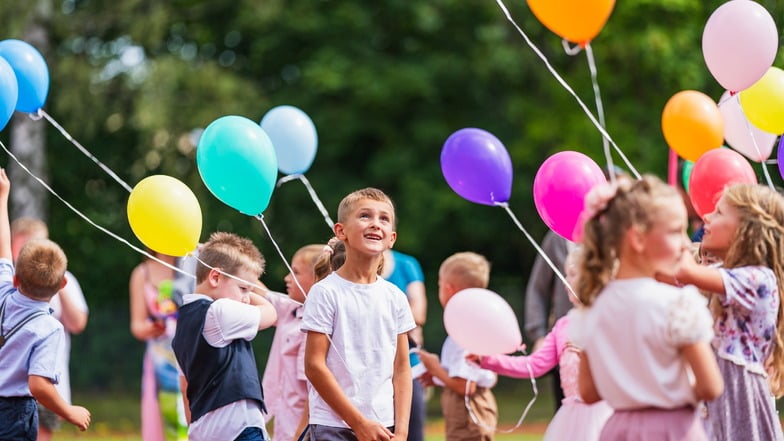 Das Aufsteigen  von Luftballons gehört zu den Traditionen  zum Schulanfang in Großweitzschen.