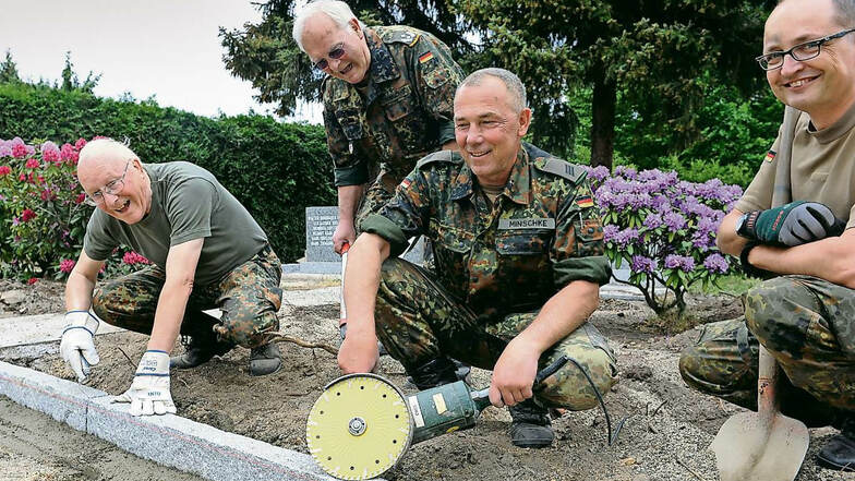 Auf dem Friedhof Kirchstraße halfen 2018 selbst Reservisten.