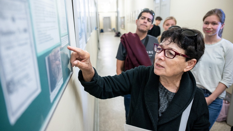 Die 80-jährige Behira Tellem aus Israel mit ihrer Familie im Görlitzer Curiegymnasium. Ihre Mutter, Johanna Stern, wurde 1920 in Görlitz geboren, ging hier zur Schule und floh 1938 nach Palästina.