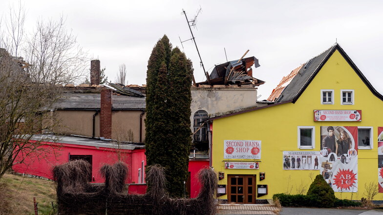 Ende Februar 2020 war das Dach des Ballsaal am Raschaer Gasthof eingestürzt. Seither versucht die Gemeinde, das Gebäude zu retten - bislang ohne Erfolg.