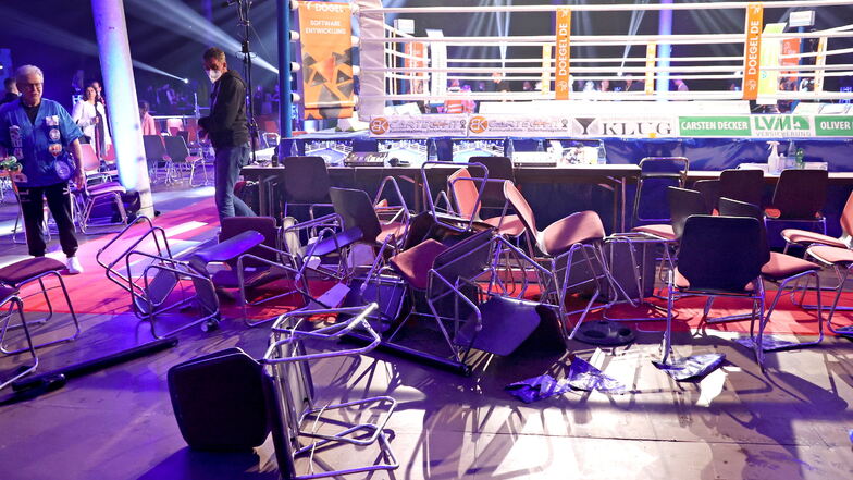 Das Ergebnis des Kampfabends: Ein Haufen Stühle und Tische sowie die Erkenntnis des Boxstall-Chefs, künftig genauer hinzusehen, wer da als Zuschauer am Ring dabei ist.