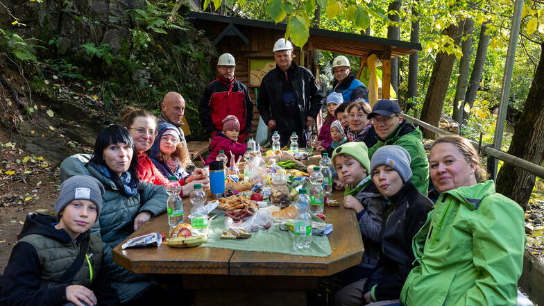 Die Initiative "miteinandereden.net" hatte die Wanderung organisiert, bei der die Mitwanderer ein Mittagspicknick vor dem Aurora Erbstollen veranstalteten.