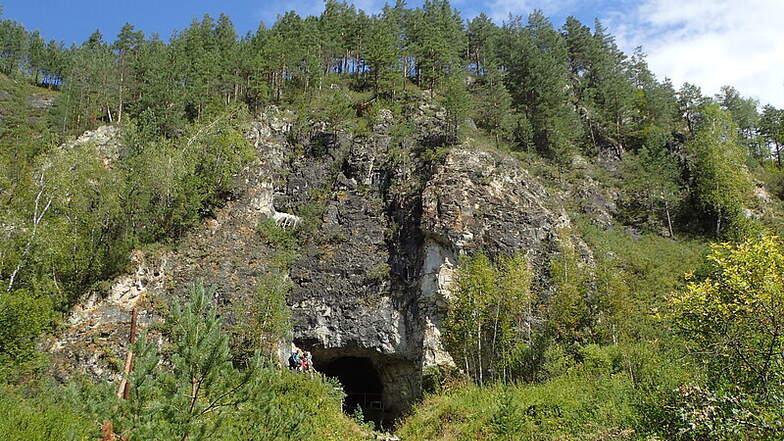 Der Eingang zur spektakulären Fundstätte, der Denisova-Höhle im Altai.
