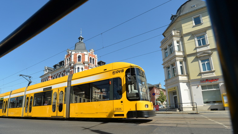 Eine Straßenbahn der Linie 4 rollt über die Meißner Straße in Höhe der Kreuzung mit Moritzburger Straße und Bahnhofstraße. Dieser Bereich steht mit auf der neuen Investitionsliste. Hier soll in den Jahren 2025 und 2026 gebaut werden.