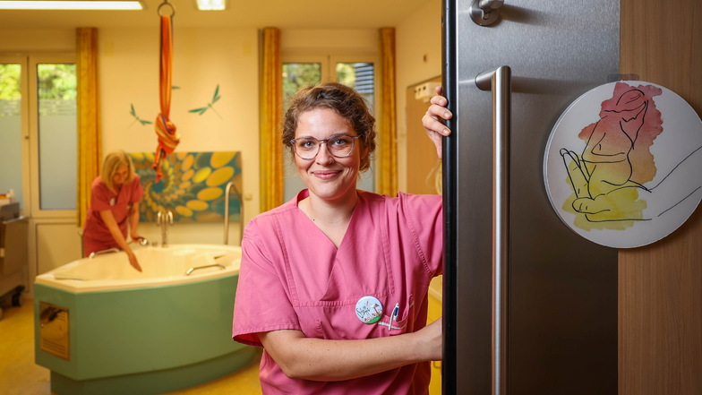 Hebamme Steffi Rausch ist eine derjenigen, die Geburten im Klinikum Dresden-Neustadt begleitet. Im neuen Hebammenkreißsaal können Frauen selbstbestimmt entbinden - ohne Begleitung eines Arztes und ohne Medikamente.