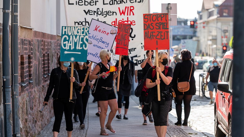 Demonstration des Jugendrings Oberlausitz gegen die Einstellung von Zahlungen vor dem Landratsamt des Landkreises Görlitz in der Bahnhofstrasse in Görlitz.