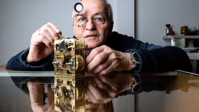 Uhrmachermeister Frieder Nitzsche ist inzwischen 72 Jahre alt. Ans Aufhören denkt er noch lange nicht.