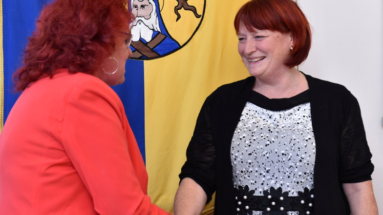 Die Dippoldiswalder Stadträtin Edith Post mit der neuen Oberbürgermeisterin Kerstin Körner nach ihrer Wahl. Zwei von wenigen Frauen in der Kommunalpolitik.