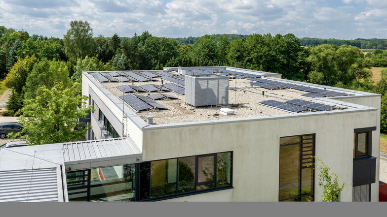 Auf dem Dach des Nierenzentrums des KfH Kuratorium für Dialyse und Nierentransplantation e.V. wurden Photovoltaik-Module installiert.