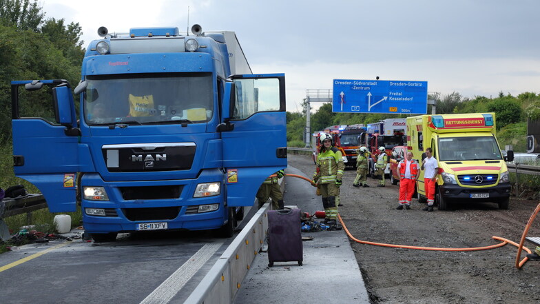 Aufgrund eines Motorbrandes an einem Lkw kam es am Freitagnachmittag zu massiven Verkehrsbehinderungen auf der A17 bei Dresden.