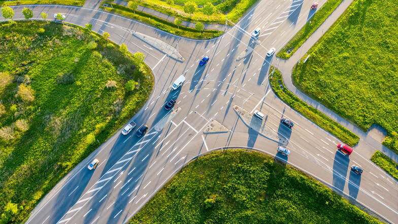 Auf bestimmten festgelegten Strecken sollen ab 2022 in Deutschland autonome Kraftfahrzeuge der Stufe vier im Regelbetrieb am öffentlichen Straßenverkehr unterwegs sein dürfen.