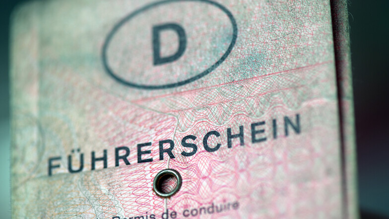 Papierführerschein sind ab 2033 nicht mehr erlaubt. Dann braucht man in Deutschland eine Fahrerlaubnis in Chipkartenform.