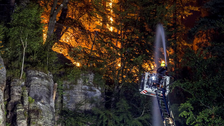 Die Flammen lodern in der Kernzone des Nationalparks Sächsisch-Böhmische Schweiz. Feuerwehren kämpfen dagegen an, mit allem, was sie haben.