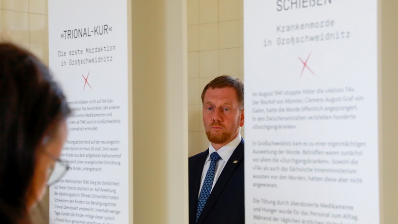 Ministerpräsident Michael Kretschmer in der neuen Ausstellung in der Gedenkstätte Großschweidnitz.