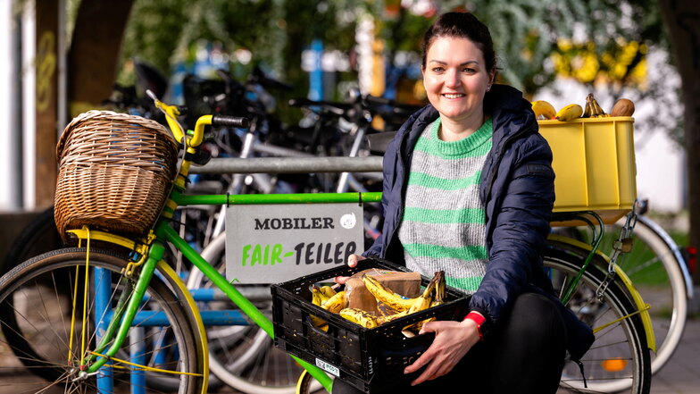 Christin Wegner befüllt eine Verteilstation in Bautzen mit übriggebliebenen Lebensmitteln. Vier weitere Fahrräder sollen dafür bald in der Stadt Bautzen stehen.