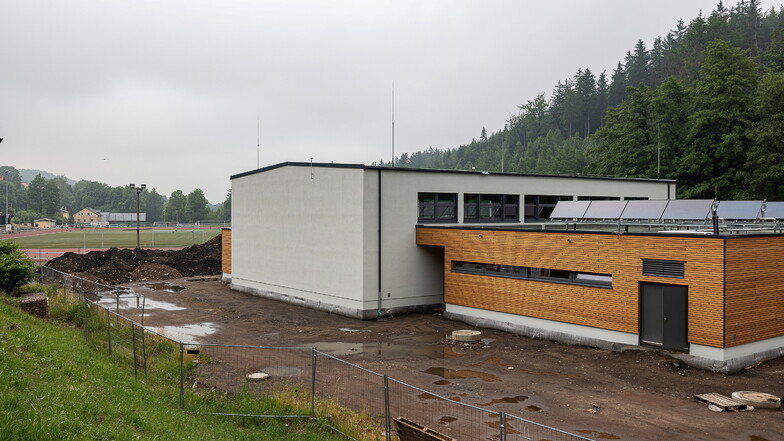 Die Außenanlagen fehlen noch, aber sonst ist die neue Turnhalle in Schmiedeberg so gut wie fertig.