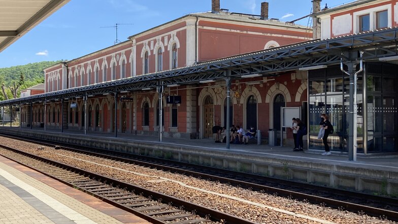 Das Bahnsteigdach am Löbauer Bahnhof ist jetzt komplett nach historischem Vorbild saniert.