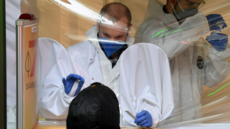 Eine Person wird in Wien an einer Covid-Teststation einer Apotheke mit einem Antigen-Schnelltest auf das Coronavirus getestet.