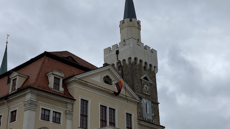 Die Trauerbeflaggung am Löbauer Rathaus.