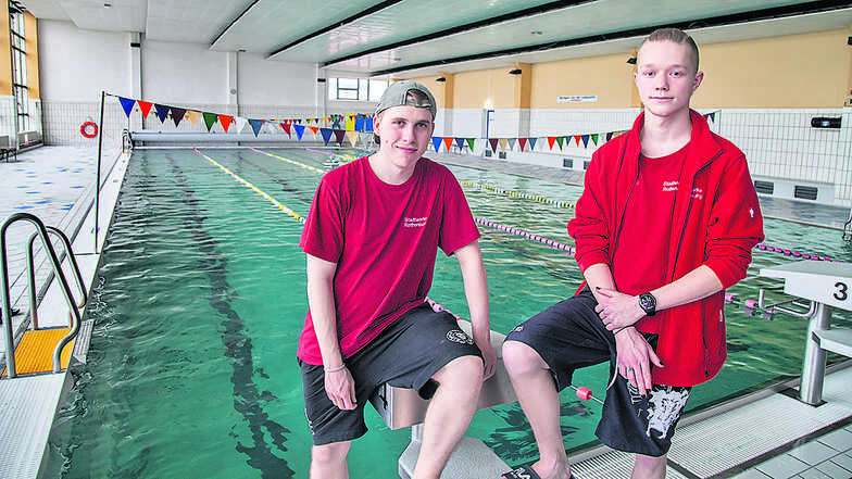 Justin Möbus (links) und Robert Weise lassen sich zum Fachangestellten für Bäderbetriebe ausbilden. Die Praxis absolvieren sie derzeit in der Schwimmhalle Rothenburg.