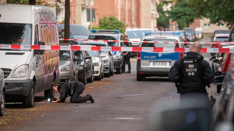 Polizisten suchen in der Hildegardstraße im Osten von Leipzig nach einer Auseinandersetzung nach Spuren.