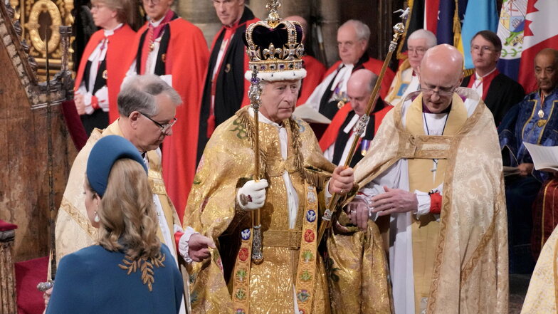 König Charles III. (M) wird vom Erzbischof von Canterbury, Hochwürden Justin Welby, während seiner Krönungszeremonie in der Westminster Abbey mit der Edwardskrone gekrönt.