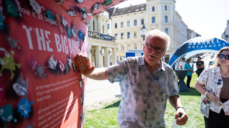 Professor Günther Hasinger im Urknall-Tunnel. Das DZA mischte bereits beim Altstadtfest mit und jetzt beim Jakobstraßen-Fest.