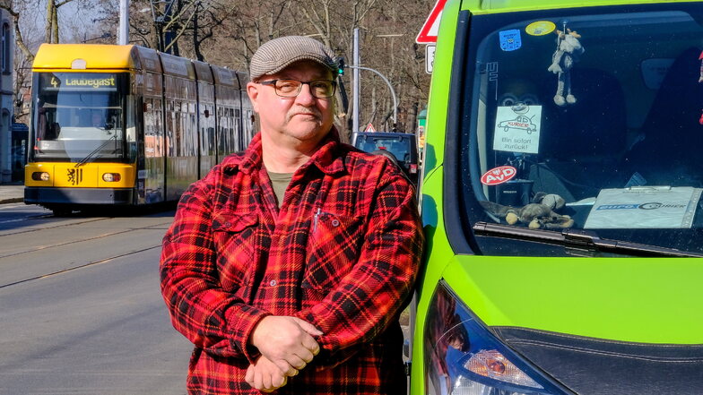 Kommt auf der Meißner Straße selten schnell genug vorwärts: Kurierfahrer Frank Olejak mit seinem Transporter.