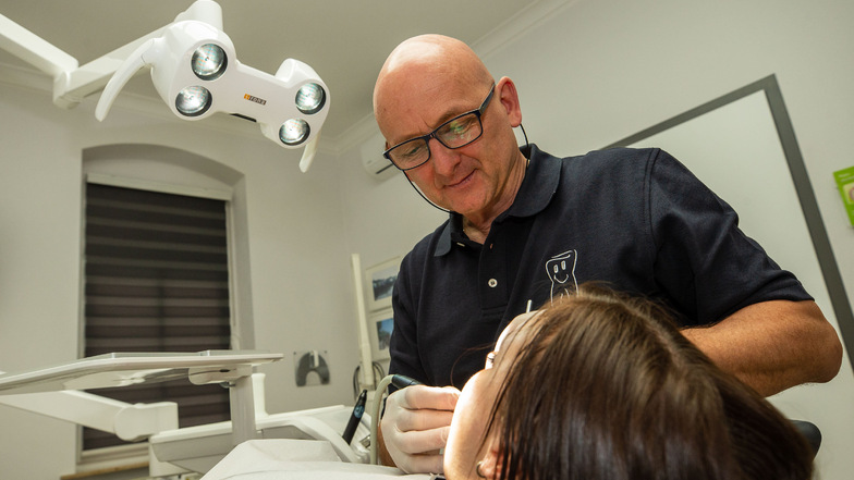 Heute noch in Heidenau, nächste Woche für reichlich 14 Tage in Madagaskar: Zahnarzt Frank Würfel behandelt Patienten.