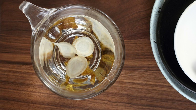 Ähnlich wie Ingwer kann Ginseng beispielsweise als Tee getrunken oder als Gewürz verwendet werden.