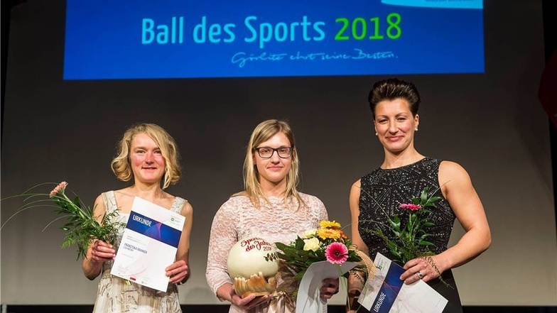 Franziska Kranich (links) und Ina Scholz nehmen die Sportlerin des Jahres, Darinka Schäfer, in ihre Mitte.
