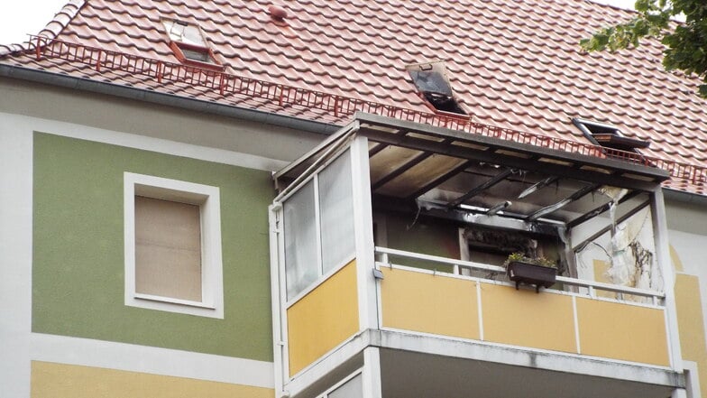 Die Wohnung am Tag danach. Die Flammen schossen Mittwochnachmittag über den Balkon, nachdem die Glasscheibe der Balkontür geborsten war.