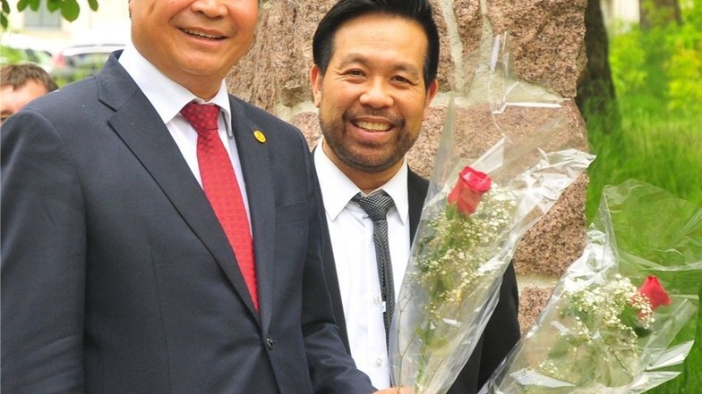 Der Botschafter der SR Vietnam Doan Xuan Hung (li.) und der vietnamesische Geschäftsmann Vo Van Long bei ihrem Besuch in Moritzburg an dem nun heftig diskutierten Erinnerungsort.