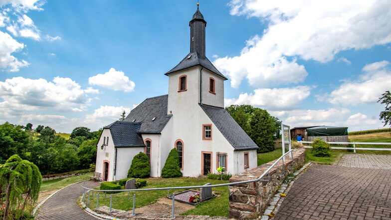 Die Kirche in Seifersdorf birgt ein kleines Geheimnis. Am Turm gibt es auf halber Höhe eine Nische. In dieser ist ein Kopf aus rotem Stein zu sehen.