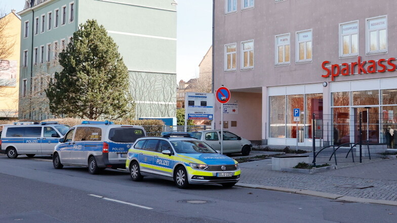 In Chemnitz konnte die Polizei zwei Verdächtige fassen, die in einen geschützten Bereich in einer Sparkasse eindringen wollten.
